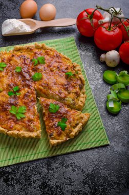 Ev Fransız kiş mantar, domates ve pırasa dolması