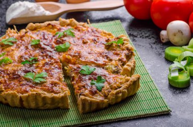 Ev Fransız kiş mantar, domates ve pırasa dolması