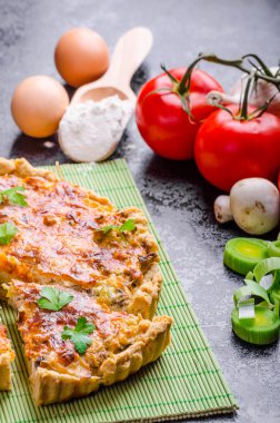 Ev Fransız kiş mantar, domates ve pırasa dolması