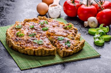 Ev Fransız kiş mantar, domates ve pırasa dolması