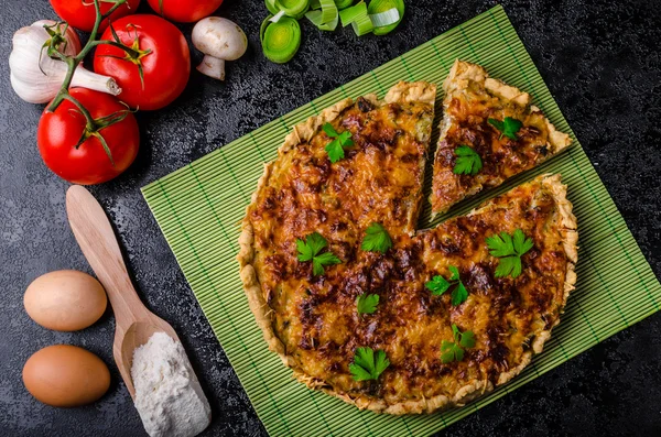 Domowego quiche francuskie nadziewane z pieczarkami, pomidorem i pora — Zdjęcie stockowe