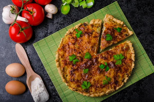 Home French quiche stuffed with mushrooms, tomato and leek — Stock Photo, Image