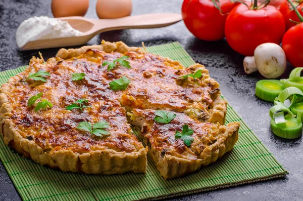 Французский пирог с грибами, помидорами и луком-порей — стоковое фото