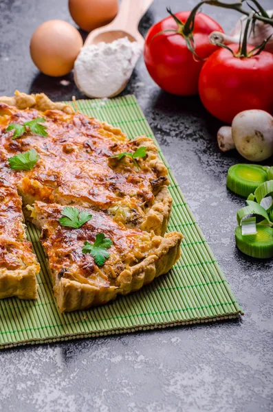 Французский пирог с грибами, помидорами и луком-порей — стоковое фото