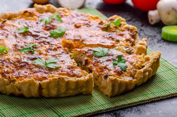 Accueil Quiche française farcie aux champignons, tomates et poireaux — Photo