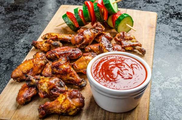 Pollo appiccicoso con salsa calda rossa — Foto Stock