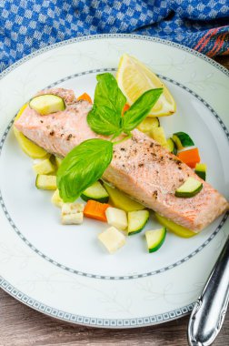 Papilota sebze ile pişmiş salon