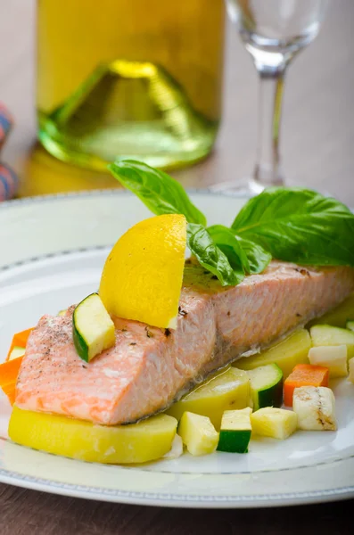 Salón al horno en papilota con verduras — Foto de Stock