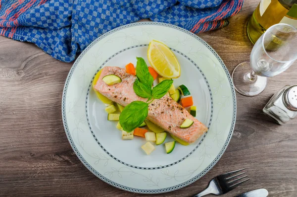 Salon in Papilota mit Gemüse gebacken — Stockfoto