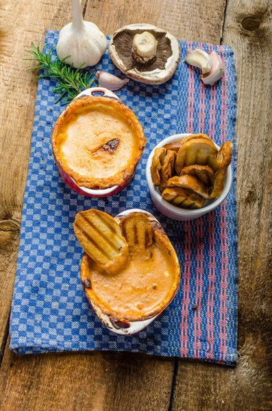 Tomat dan saus keju dipanggang dengan roti panggang bawang putih renyah — Stok Foto