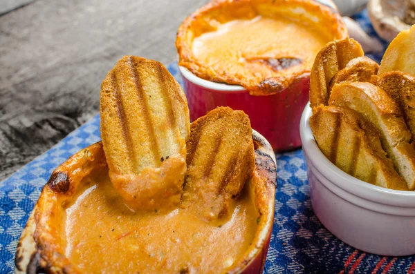 바삭한 마늘 토스트와 구운 토마토와 치즈 딥 — 스톡 사진