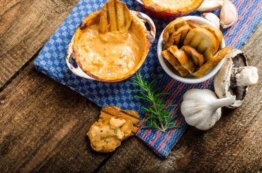 Gevrek sarımsak tost ile pişmiş domates ve peynir dip