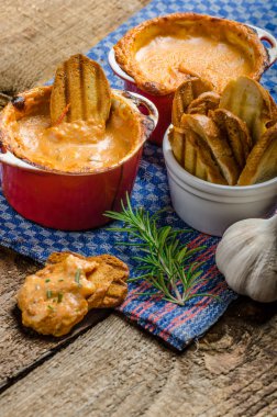 Gevrek sarımsak tost ile pişmiş domates ve peynir dip