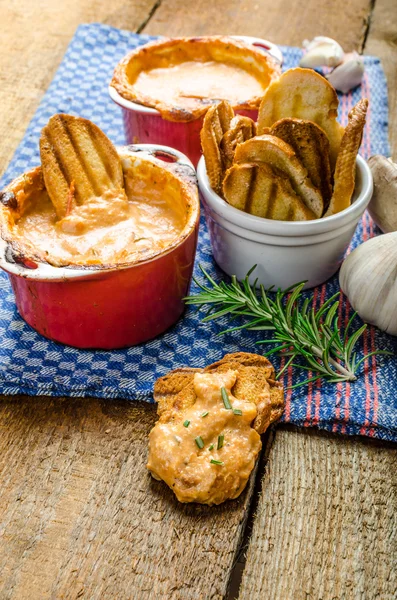 Gevrek sarımsak tost ile pişmiş domates ve peynir dip