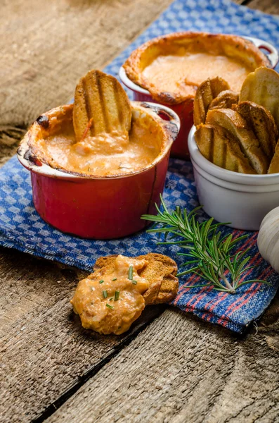 Tomate e queijo molho assado com torrada de alho crocante — Fotografia de Stock