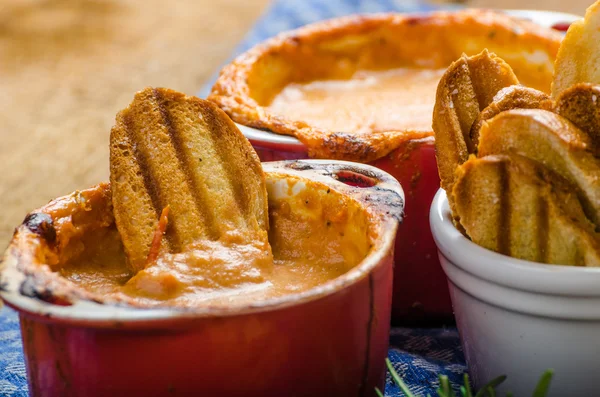 Tomate e queijo molho assado com torrada de alho crocante — Fotografia de Stock