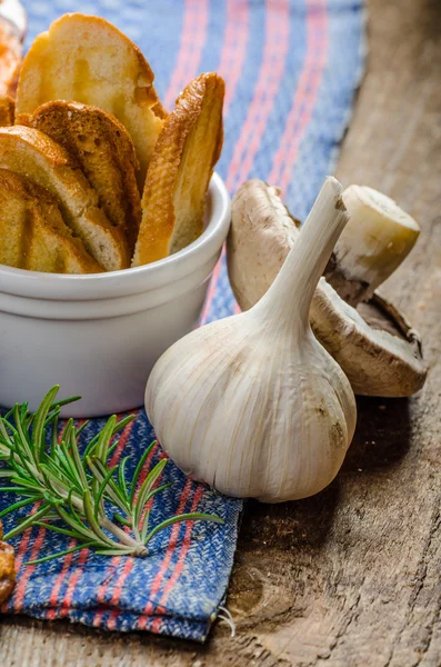 Tomaten-Käse-Dip gebacken mit knusprigem Knoblauch-Toast — Stockfoto