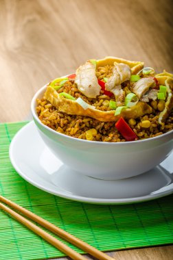 Tavuk köri pirinç gevrek Çin omellete ile