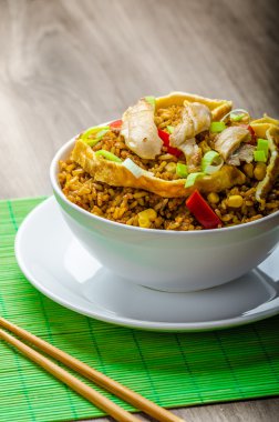 Tavuk köri pirinç gevrek Çin omellete ile