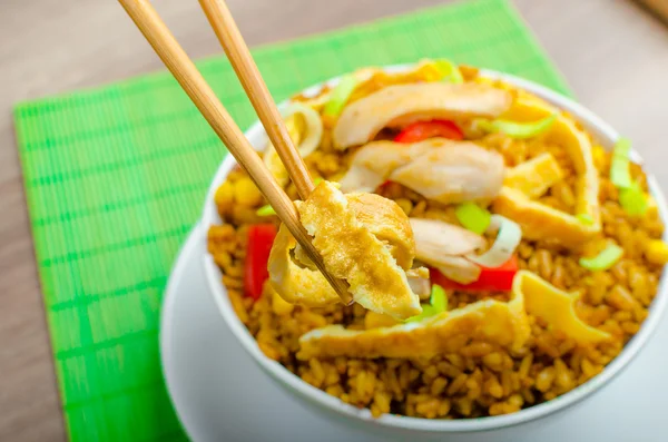 Kyckling curry ris med krispiga kinesiska omellete — Stockfoto