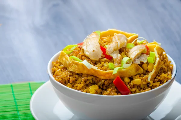 Ayam kari beras dengan Cina renyah omellete — Stok Foto