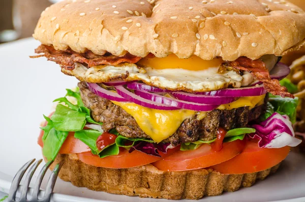 Beef burger, red onion and fried egg — Stock Photo, Image