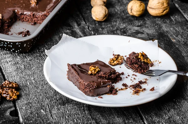 Шоколадный торт с жареными орехами — стоковое фото