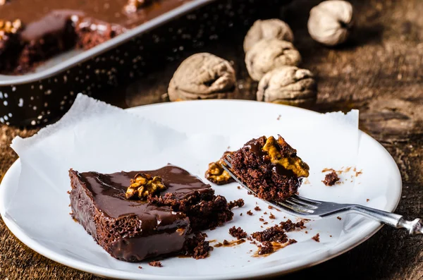 Bolo de chocolate com nozes torradas — Fotografia de Stock
