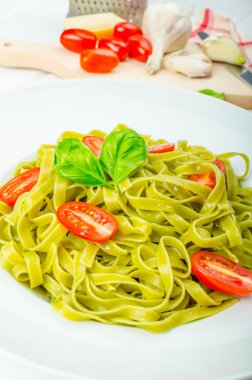 Ispanak tagliatelle fesleğen pesto ve mini domates ile