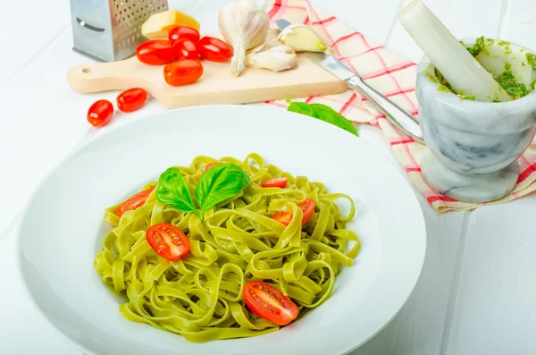 Ispanak tagliatelle fesleğen pesto ve mini domates ile — Stok fotoğraf