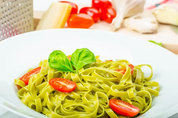 Ispanak tagliatelle fesleğen pesto ve mini domates ile — Stok fotoğraf