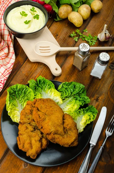 Wiener Schnitzel con puré de papa —  Fotos de Stock