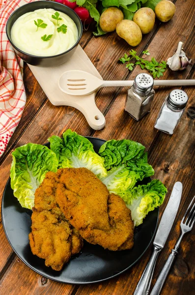 Wiener Schnitzel con puré de papa —  Fotos de Stock