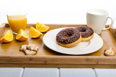 Kahvaltı tepsi poğaça portakal ve süt