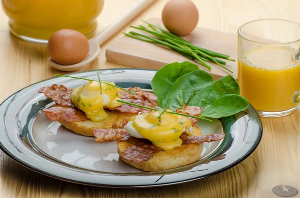 Eier bvenedict mit Schnittlauch — Stockfoto