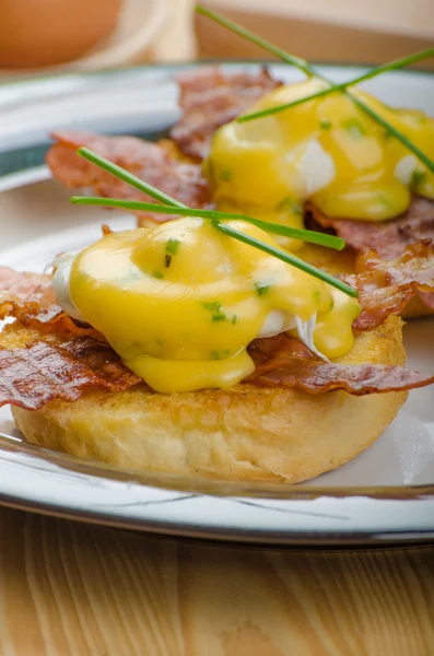 Eggs bvenedict with chives — Stock Photo, Image