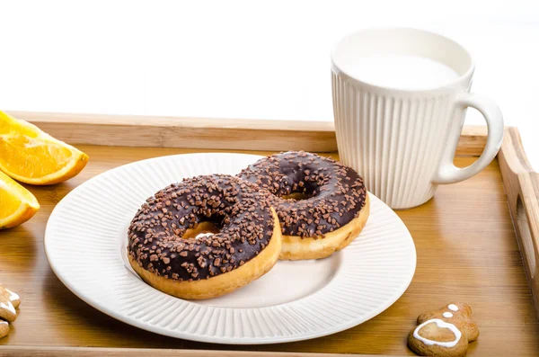 아침 식사 트레이 도넛 오렌지와 우유 — 스톡 사진