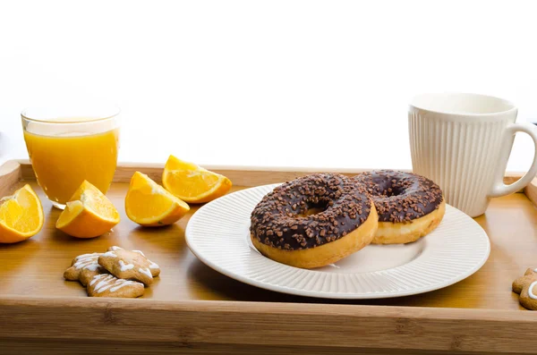 아침 식사 트레이 도넛 오렌지와 우유 — 스톡 사진