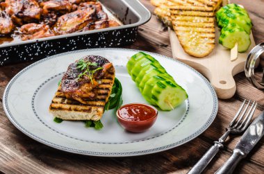 Baharatlı sos, tost panini ile yapışkan tavuk