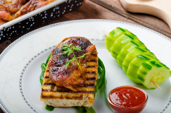 Sticky chicken with spicy sauce, toasted panini — Stock Photo, Image