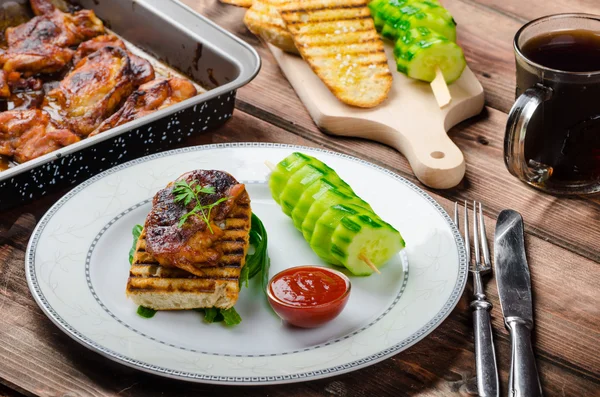 Sticky chicken with spicy sauce, toasted panini — Stock Photo, Image