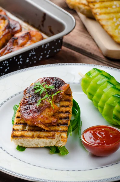 Sticky chicken with spicy sauce, toasted panini — Stock Photo, Image