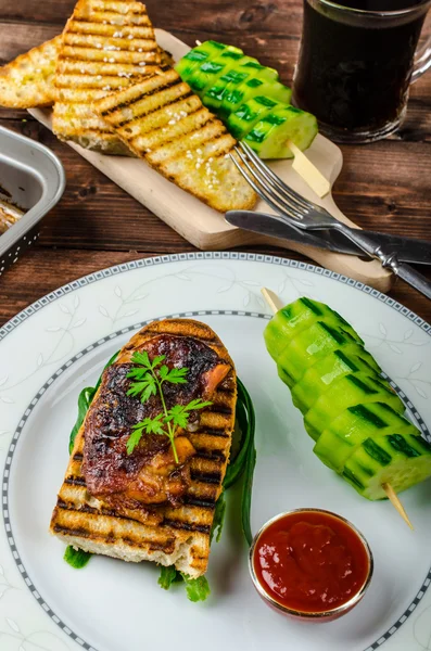 Sticky chicken with spicy sauce, toasted panini — Stock Photo, Image