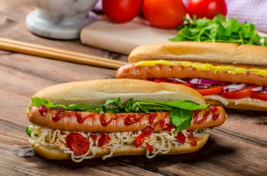 Kırmızı sosisli sandviç varyasyonu