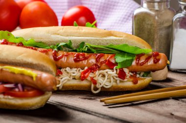 Kırmızı sosisli sandviç varyasyonu