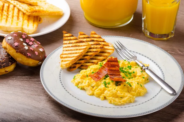 Scrembled eieren met panini toast en donut — Stockfoto