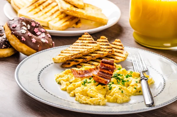 Scrembled eieren met panini toast en donut — Stockfoto