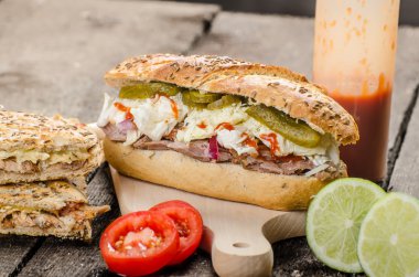 Çekti domuz sandviç panini
