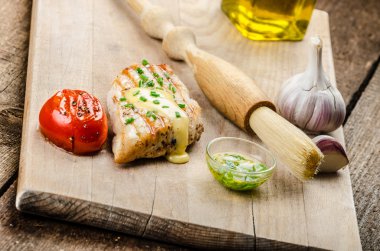 Hollandaise soslu baharatlı tavuk biftek