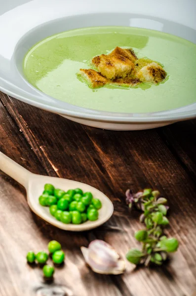 Sopa de guisantes jóvenes —  Fotos de Stock